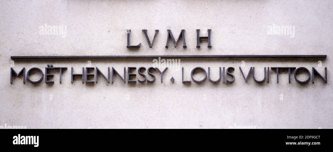 Paris, France, Luxury Fashion Shops, LVMH Louis Vuitton Store, Ave.  Montaigne, modern interiors, luggage Stock Photo - Alamy