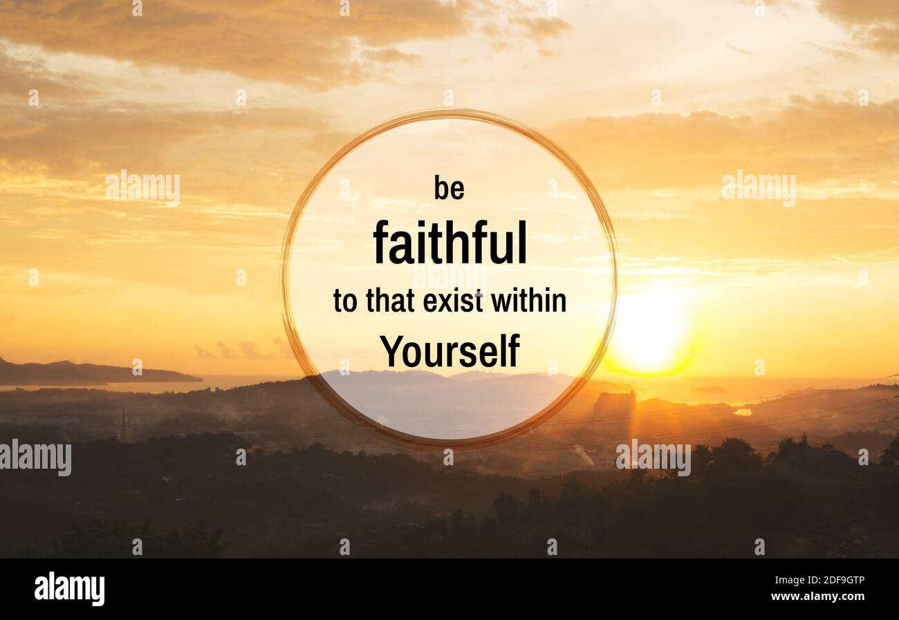 Citation Motivante Et Inspirante Vue Sur La Mer Au Coucher Du Soleil Avec Citation Sur La Fidelite Dans La Vie Photo Stock Alamy