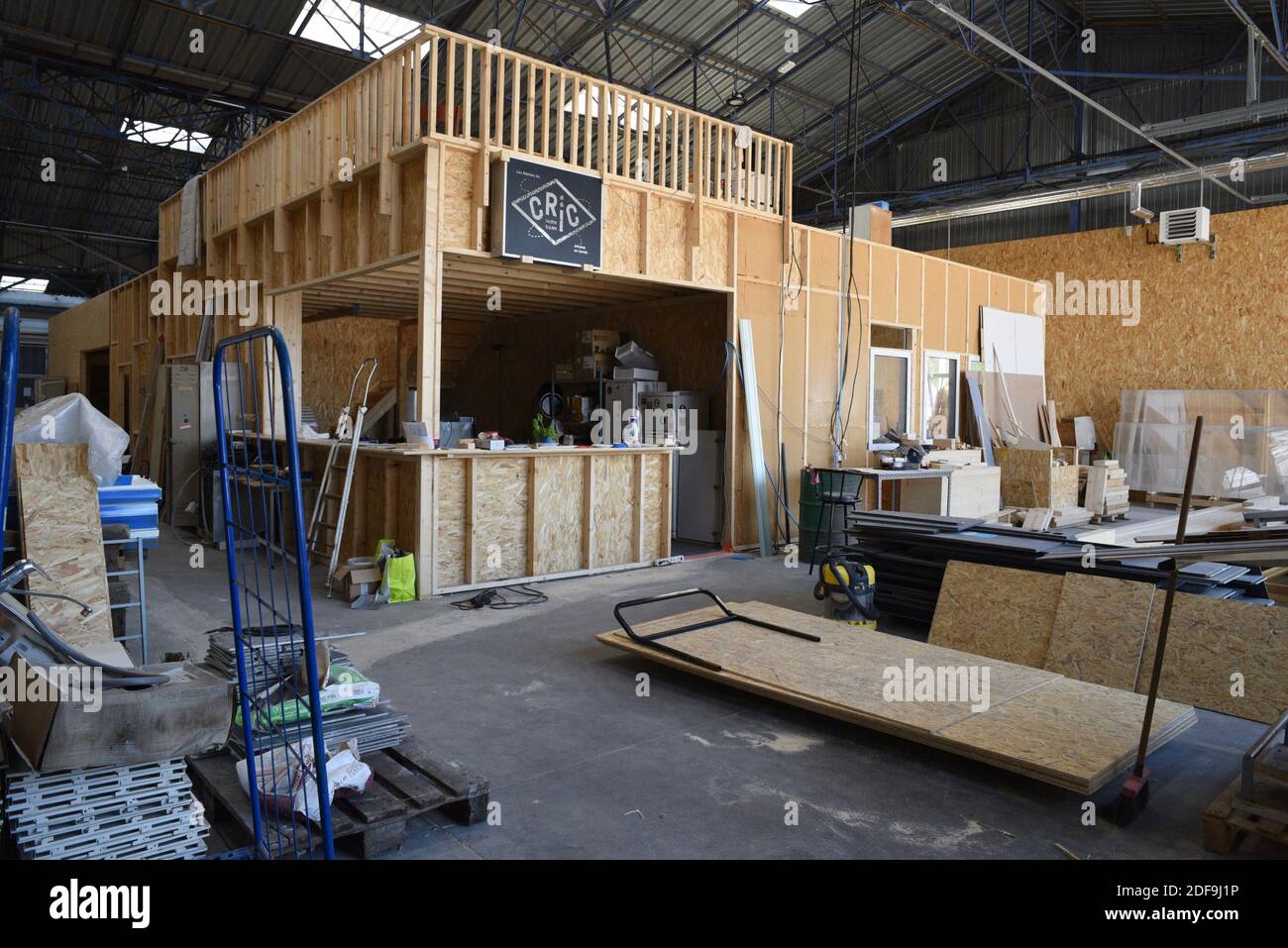 Pendant la crise du coronavirus - Covid-19, qu'arrive-t-il aux artistes? Un rapport au COOP du Port du Rhin à Strasbourg dans les ateliers vides de GARAGE, CRIC, CENTRE DE VAPEUR. Les artistes et leurs projets sont à l'arrêt. Gregory Jerome, un membre actif du collectif, explique que les artistes ne peuvent plus produire et sont parfois dans des situations financières précaires. Liée au monde des événements et de la culture, leur situation est difficile et complexe dans cette crise sanitaire. Strasbourg, France, le 23 avril 2020. Photo de Nicolas Roses/ABACAPRESS.COM Banque D'Images