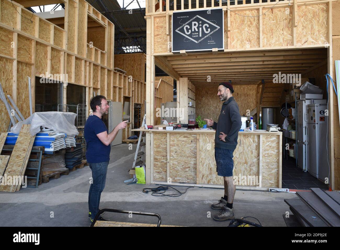 Pendant la crise du coronavirus - Covid-19, qu'arrive-t-il aux artistes? Un rapport au COOP du Port du Rhin à Strasbourg dans les ateliers vides de GARAGE, CRIC, CENTRE DE VAPEUR. Les artistes et leurs projets sont à l'arrêt. Gregory Jerome, un membre actif du collectif, explique que les artistes ne peuvent plus produire et sont parfois dans des situations financières précaires. Liée au monde des événements et de la culture, leur situation est difficile et complexe dans cette crise sanitaire. Strasbourg, France, le 23 avril 2020. Photo de Nicolas Roses/ABACAPRESS.COM Banque D'Images