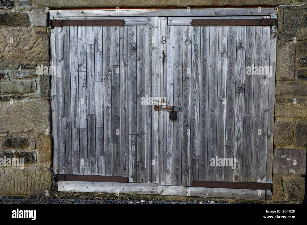 Portes de grange en bois accrochées à la ferme Banque D'Images