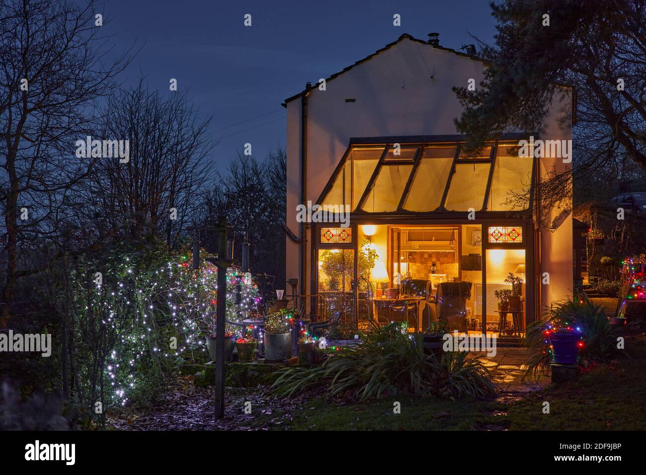 Jardin d'hiver avec lumières décoratives de Noël au Yorkshire petite maison Banque D'Images