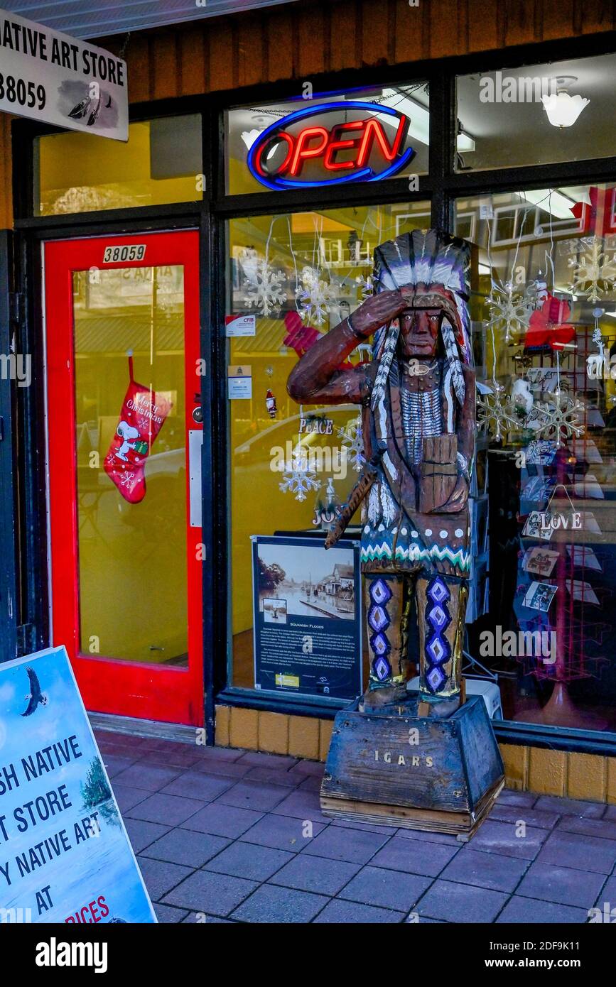 Magasin de cigares en bois sculpté Chef indien, magasin d'art autochtone, Squamish, Colombie-Britannique, Canada Banque D'Images