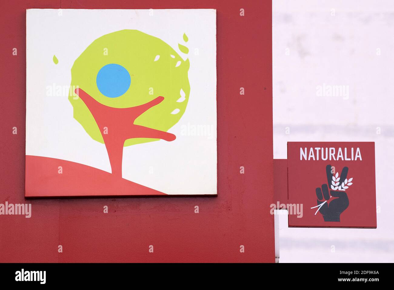Une enseigne de la boutique Naturalia, le 30 avril 2020 à Saint Maur des fosses, France. Photo de David Niviere/ABACAPRESS.COM Banque D'Images Une enseigne de la boutique Naturalia, le 30 avril 2020 à Saint Maur des fosses, France. Photo de David Niviere/ABACAPRESS.COM Banque D'Images
