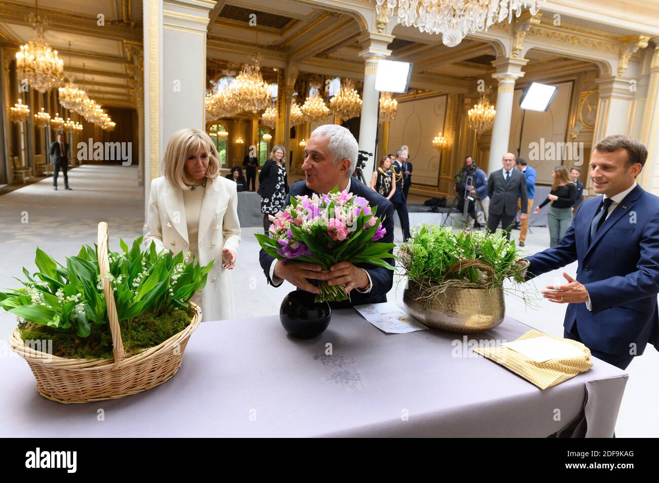 Brigitte Macron, Stephane Layani et Emmanuel Macron lors d'une réception sur le commerce alimentaire local à l'Elysée Palace, Paris, France, le 1er mai 2020. Le président français Macron et sa femme Brigitte Macron reçoivent un bouquet de nénuphars de la vallée. Photo de Jacques Witt/¨Pool/ABACAPRESS.COM Banque D'Images