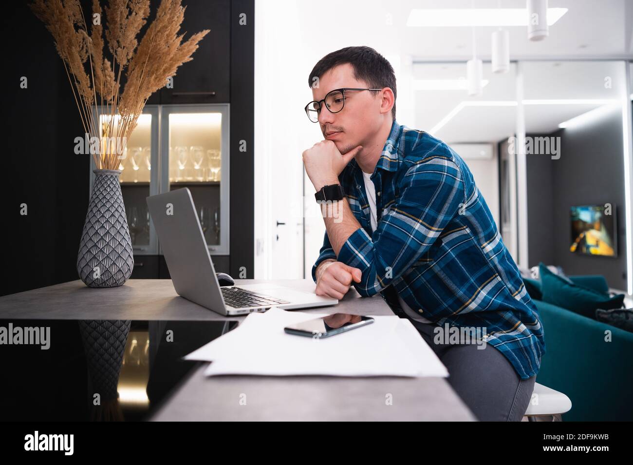 Modèle de dessin jeune homme pour le site Web associé au marketing numérique, tendances actuelles et tendances de la conception d'interface utilisateur UX. Homme d'affaires qui dirige le salut Banque D'Images