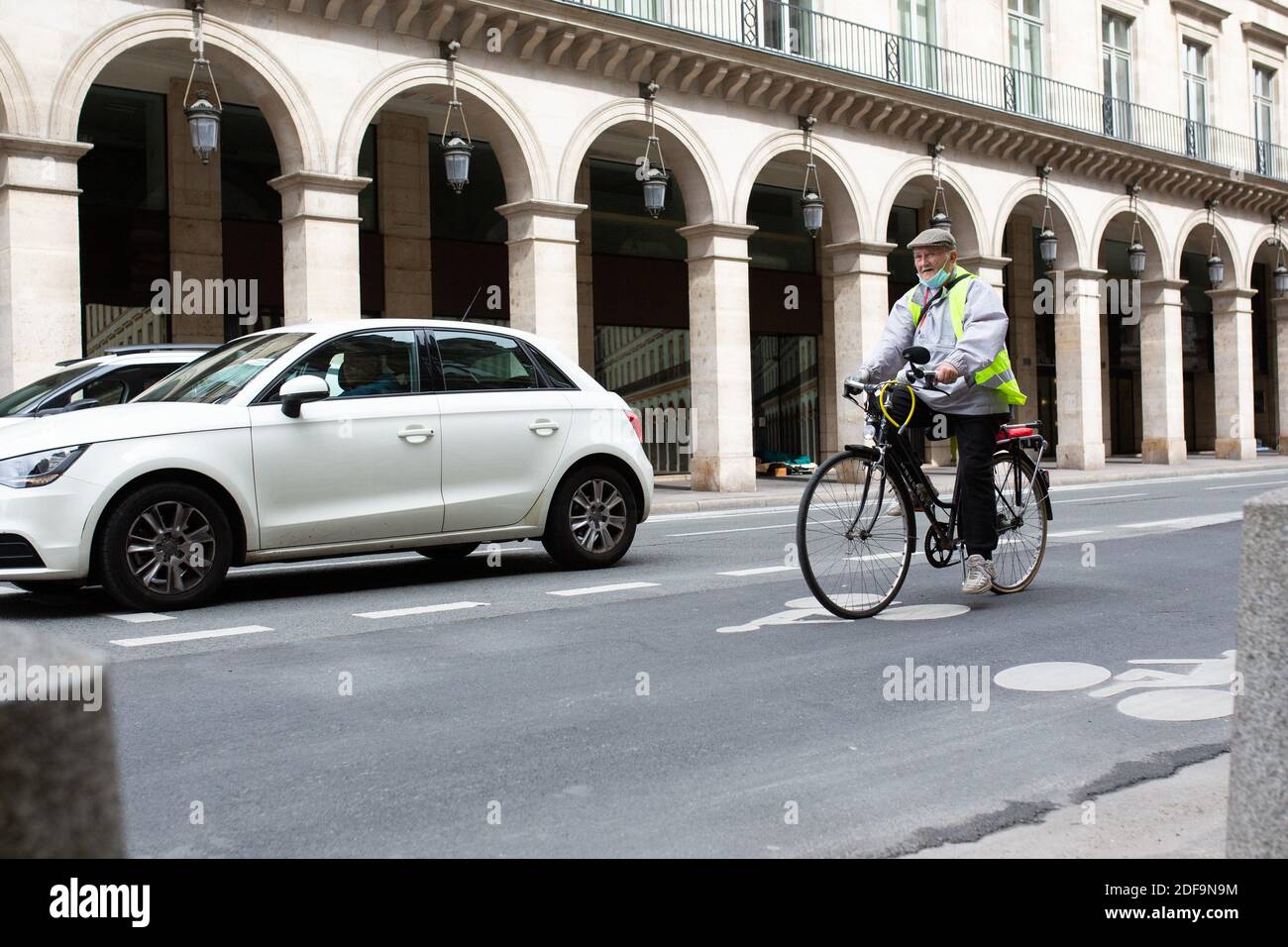 Cycliste sur la rue Rivoli à Paris le 4 mai 2020, le quarante-neuvième jour d'un verrouillage strict en France, en place pour tenter d'arrêter la propagation du nouveau coronavirus (COVID-19). Photo de Raphael Lafargue/ABACAPRESS.COM Banque D'Images