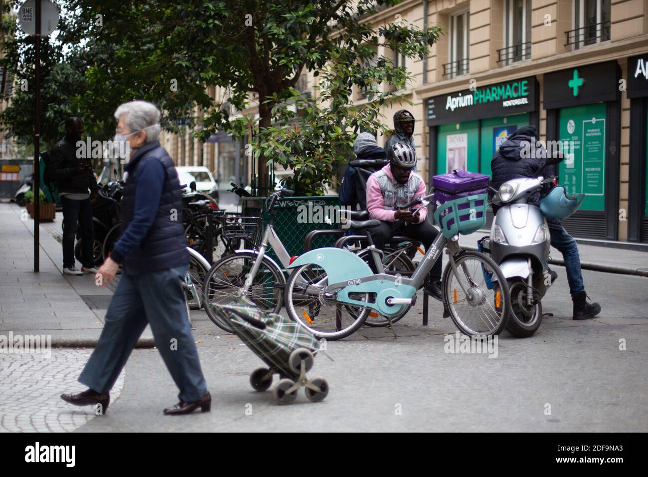 Les cyclistes livrèrent des hommes à Paris le 4 mai 2020, le quarante-neuvième jour d'un verrouillage strict en France, en place pour tenter d'arrêter la propagation du nouveau coronavirus (COVID-19). Photo de Raphael Lafargue/ABACAPRESS.COM Banque D'Images