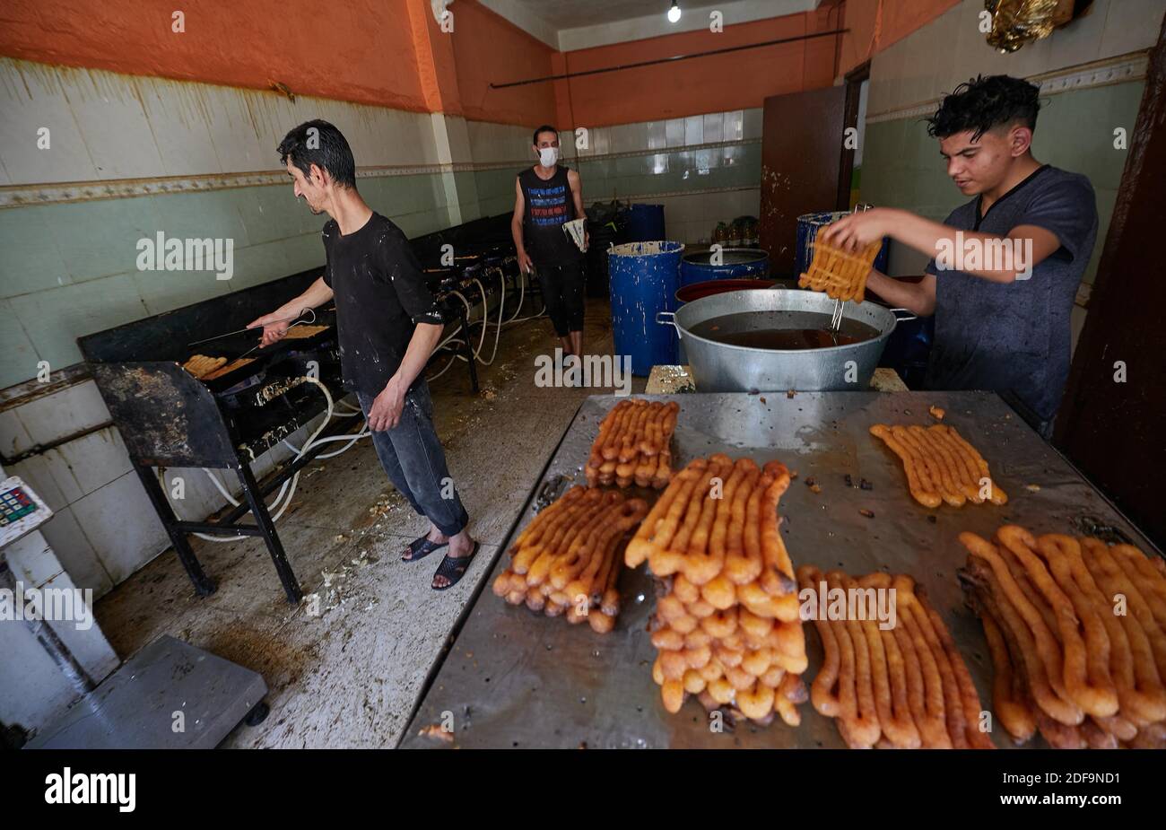 Marchands De Zlabia Un Gateau Au Miel Populaire Pendant Le Mois De Jeune Du Ramadan Voici Des Photos De Marchands A Boufarik La Capitale De Zlabia Algerie Le 29 Avril Ces