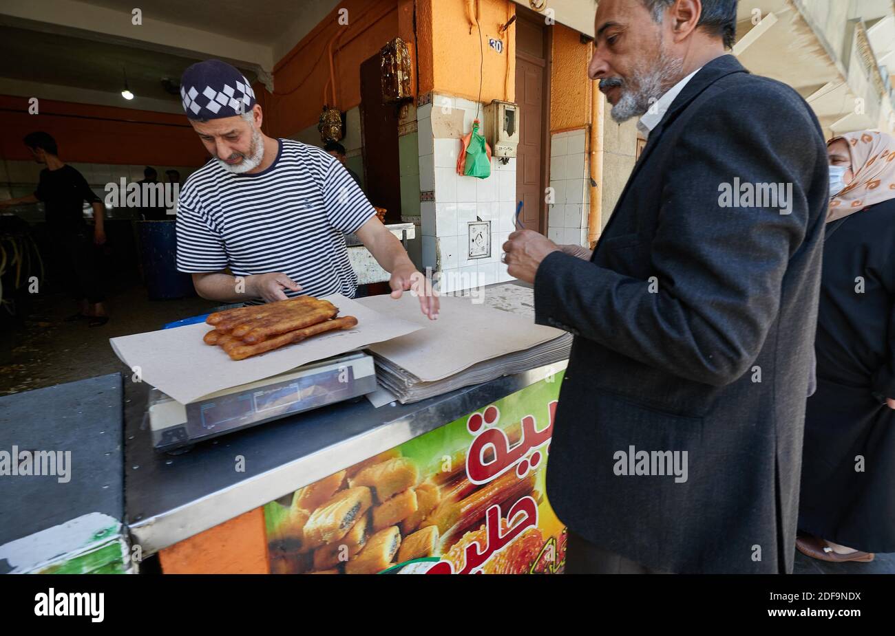 Marchands De Zlabia Un Gateau Au Miel Populaire Pendant Le Mois De Jeune Du Ramadan Voici Des Photos De Marchands A Boufarik La Capitale De Zlabia Algerie Le 29 Avril Ces