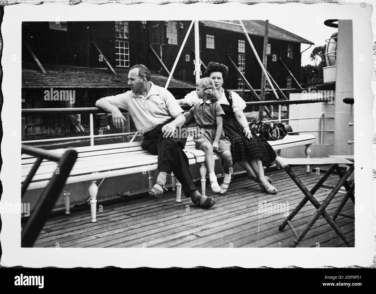 Photo historique: Lindau, Bodensee 1966: Un couple avec enfant lors d'une excursion en bateau reproduction à Marktoberdorf, Allemagne, 26 octobre 2020. © Peter Schatz / Alamy stock photos Banque D'Images