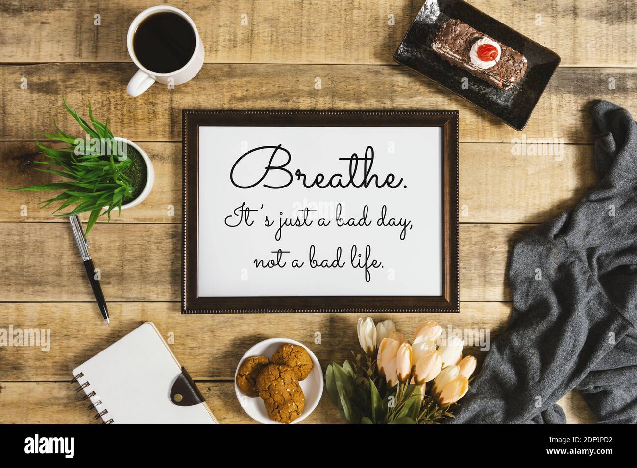 Cadre En Bois Avec Citation De Sagesse Et La Nourriture De Petit Dejeuner Sur Bois Rustique Pose A Plat Avec Espace De Texte Photo Stock Alamy