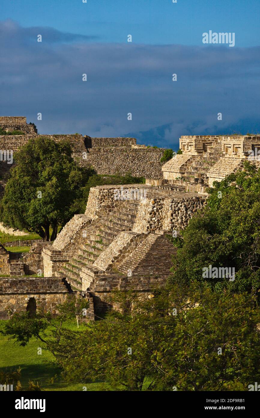 IV SYSTÈME BÂTIMENT K est un temple dans le Grand Plaza à Monte Alban la ville zapotèque qui date de 500 avant J.-C. - Oaxaca, Mexique Banque D'Images