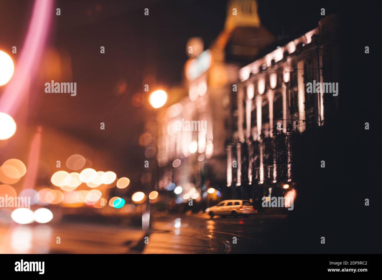 voitures roulant la nuit dans la ville sous la pluie, hors-focus nice bokeh lumières, sélectif foyer Banque D'Images