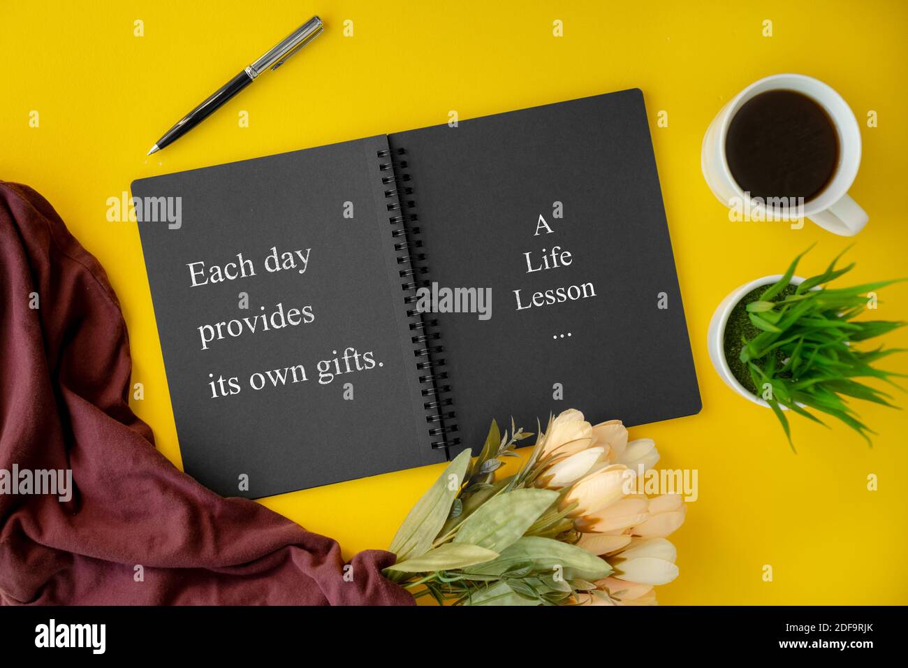 Carnet Avec Citation De Sagesse Et Tasse De Cafe Sur Fond Jaune Photo Stock Alamy Carnet Avec Citation De Sagesse Et Tasse De Cafe Sur Fond Jaune Photo Stock Alamy