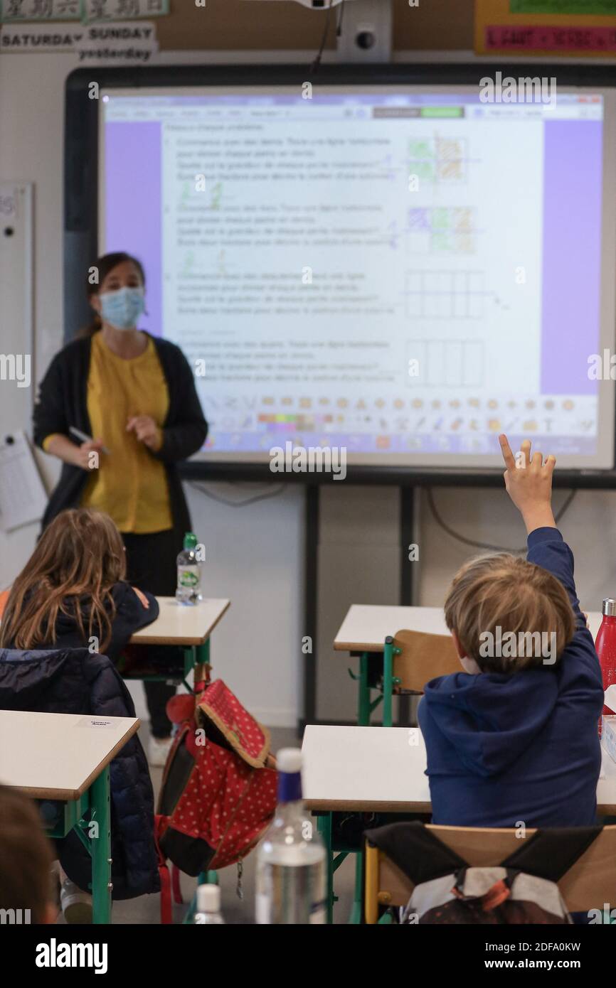 Un enseignant portant un masque facial de protection parle aux élèves après leur retour dans leur salle de classe à l'école publique de Bordeaux , le 12 mai 2020, deux jours après que la France ait assoupli les mesures de confinement pour freiner la propagation de la pandémie de COVID-19, causée par le nouveau coronavirus. Photo de Thibaud Moritz/ABACAPRESS.COM Banque D'Images