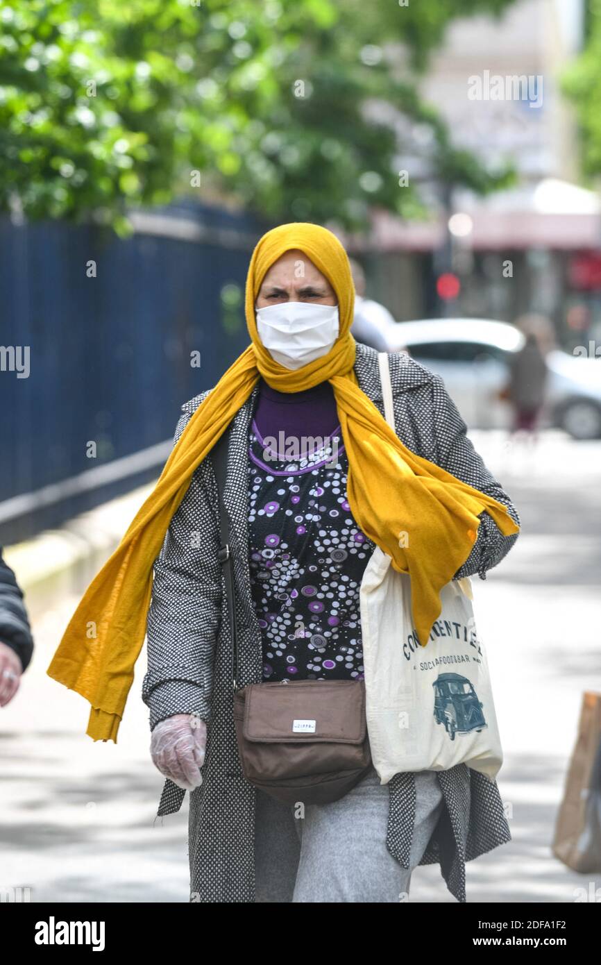 Vélos et masques sur la rue de Rivoli, dans le centre de Paris, France, le 12 mai 2020, le 2ème jour après la fin du confinement pour prévenir la propagation de l'épidémie COVID-19. Photo par Ammar Abd Rabbo/ABACAPRESS.COM Banque D'Images