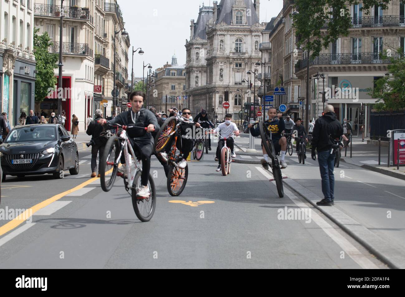 Vélos et masques sur la rue de Rivoli, dans le centre de Paris, France, le 12 mai 2020, le 2ème jour après la fin du confinement pour prévenir la propagation de l'épidémie COVID-19. Photo par Ammar Abd Rabbo/ABACAPRESS.COM Banque D'Images