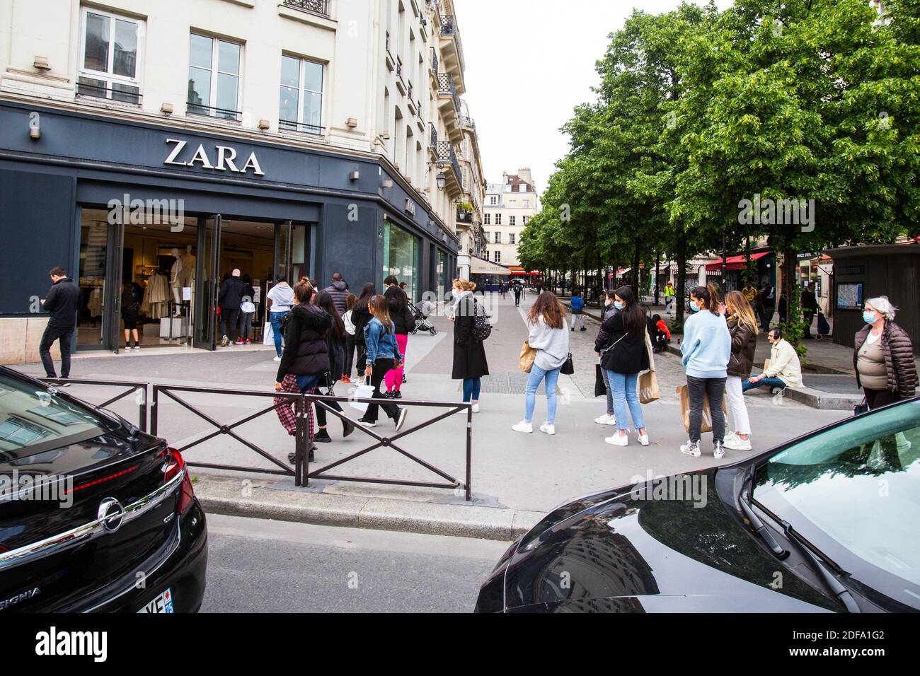 Coronavirus - COVID19 - après verrouillage jour 2 - les gens font du  shopping Zara et de relancer l'économie du pays le 12 mai 2020 à Paris,  France. Photo de Nasser Berzane/ABACAPRESS.COM