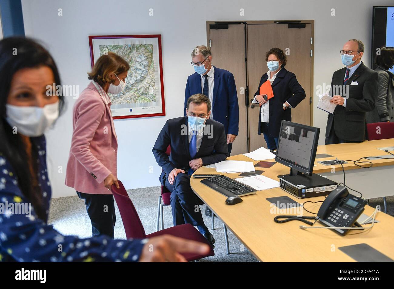 Visite du ministre de la Santé, Olivier Veran, dans la métropole de Lyon. Olivier Veran visite un centre de santé à Venissieux (Rhône), France le 14 mai 2020, pour échanger avec des professionnels de la santé. Photo de Joel Philippon/le Progres/Pool/ABACAPRESS.COM Banque D'Images