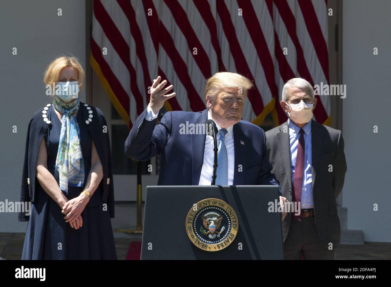Le président des États-Unis, Donald J. Trump, fait des gestes pour qu'un journaliste s'exprime plus fort tout en répondant à des questions lors d'une conférence de presse sur les développements du vaccin contre le coronavirus dans le jardin des roses de la Maison Blanche à Washington D.C., aux États-Unis, le vendredi 15 mai 2020. Crédit: Stefani Reynolds / CNP Banque D'Images