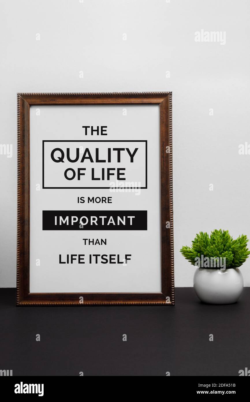 Inspiration Et Motivation Citation De Vie Sur Cadre En Bois La Qualite De Vie Est Plus Importante Que La Vie Elle Meme Photo Stock Alamy