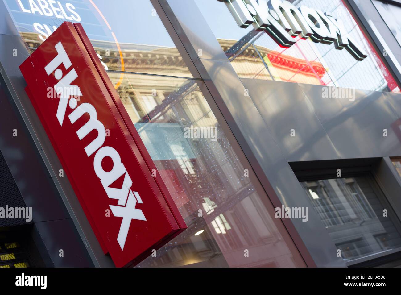 Logo TKmaxx avec lettrage blanc sur fond rouge sur le devant du magasin à Oxford Street, Londres, Angleterre Banque D'Images