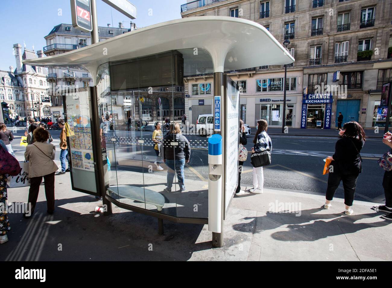 Coronavirus - COVID19 - après verrouillage - distributeur de gel hydroalcoolique installé en 2000 Arrêt de bus le 16 mai 2020 à Paris, France. Photo de Nasser Berzane/ABACAPRESS.COM Banque D'Images