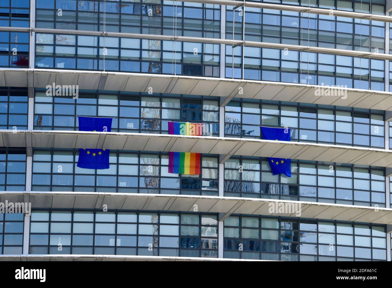 Un drapeau arc-en-ciel est suspendu sur la façade du siège du Parlement européen à Strasbourg, dans le nord-est de la France, marquant la Journée internationale contre l'homophobie, la transphobie, la biphobie. Photo de Nicolas Roses/ABACAPRESS.COM Banque D'Images