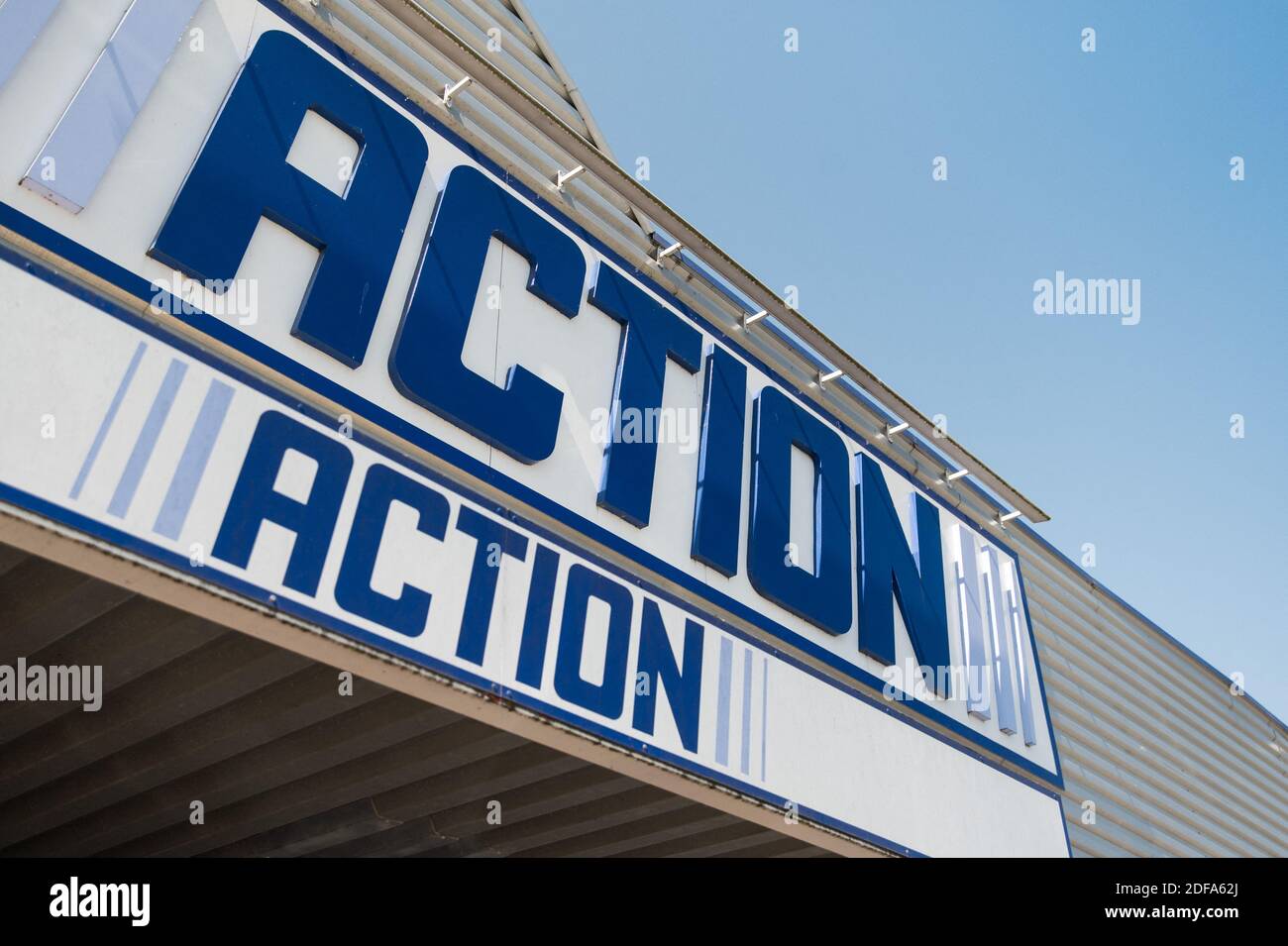 Le logo action est photographié dans un supermarché action le 15 mai 2020 à  Lambres-lez-Douai près de Lens, après l'entrée en vigueur d'une levée  partielle des restrictions dues à la pandémie Covid-19