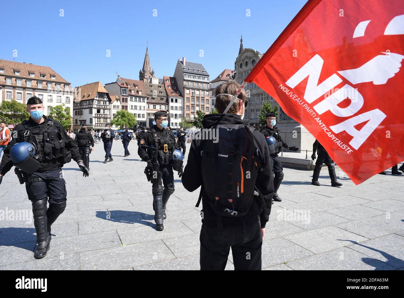 Environ 30 gilets jaunes et activistes de la NPA (Nouveau Parti anti-capitaliste) descendent dans la rue pour la première fois depuis la crise du coronavirus à Strasbourg, en France, le 16 mai 2020. Photo de Nicolas Roses/ABACAPRESS.COM Banque D'Images