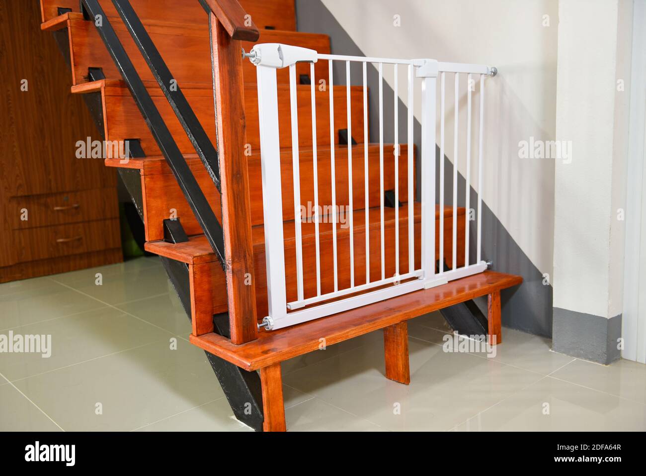 Porte De Securite Pour Porte Bebe Cloture Blanche Pour La Securite Des Enfants Dans Les Escaliers Ou La Barriere Pour Chien Photo Stock Alamy