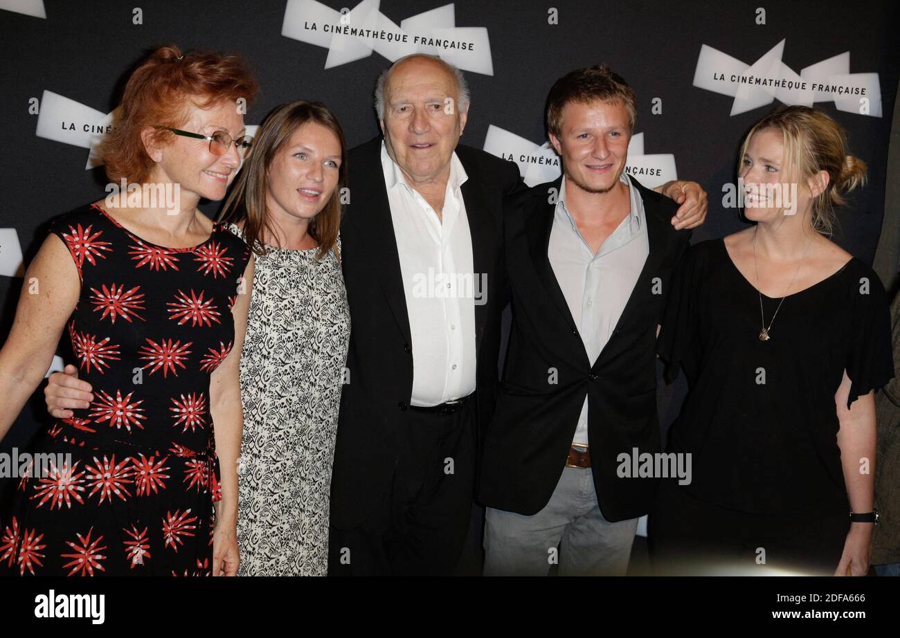 Photo Du Dossier Datee Du 4 Septembre 13 De Michel Piccoli Avec Sa Femme Et Ses Enfants Et Natacha Regnier Participant A L Exposition Retrospective Mickel Piccoli Qui S Est Tenue A