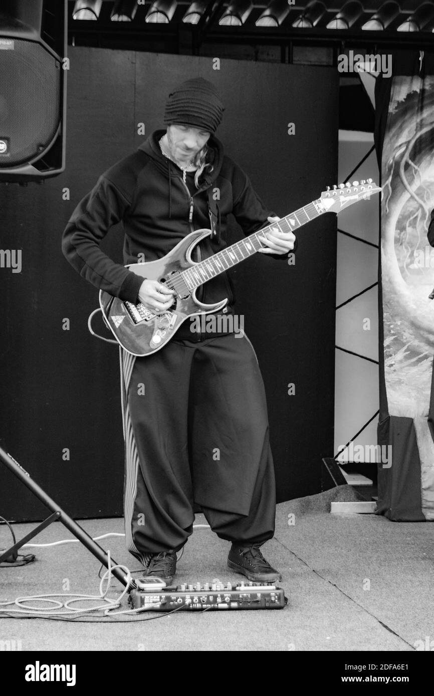 Guitariste sur scène jouant de la guitare en noir et blanc photographie Banque D'Images