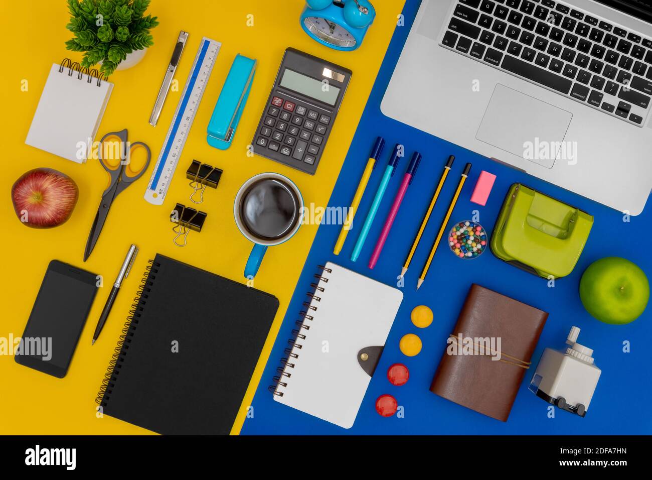 Plusieurs articles de papeterie et appareils pour le bureau et l'école. Vue  de dessus plat de fournitures de bureau Photo Stock - Alamy