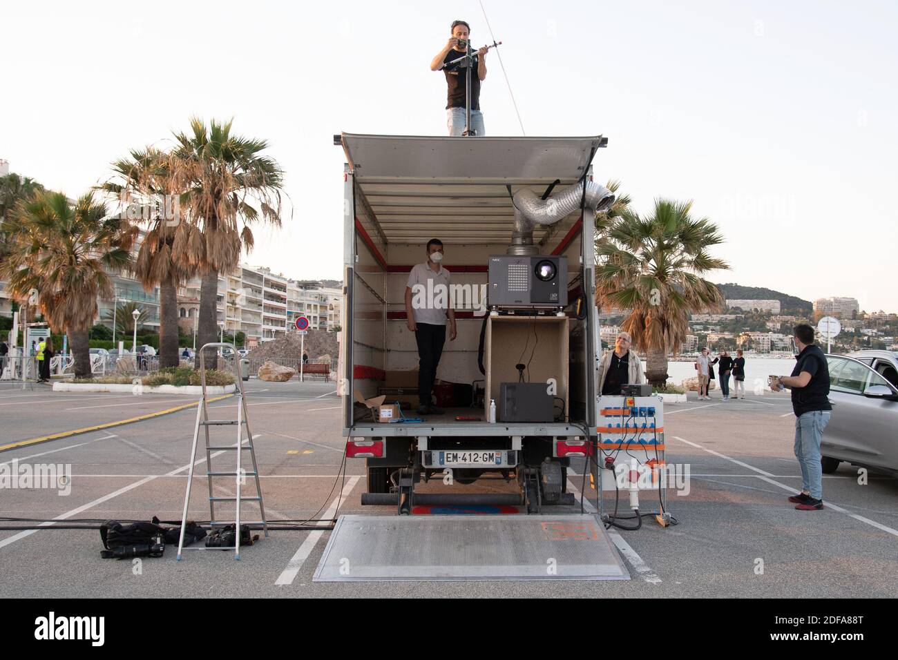 Des spectateurs dans leur véhicule assistent à une projection de films de E.T. au volant dans le parking de Palm Beach, dans la ville de Cannes, dans le sud de la France, sur la côte d'azur, le 20 mai 2020, Dans le cadre de « Cannes Cine-Drive », les cinémas français sont toujours fermés en raison des mesures prises pour freiner la propagation de la pandémie COVID-19, causée par le nouveau coronavirus. Photo d'Aurore Marechal/ABACAPRESS.COM Banque D'Images