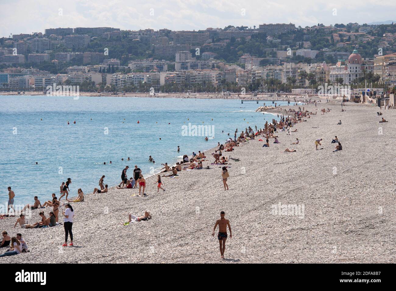 Les gens apprécient le temps chaud sur une plage de Nice le 20 mai 2020. Le temps chaud du printemps et la levée des mesures de confinement devraient amener de nombreuses personnes sur les routes et les plages pour le prochain week-end de vacances en France. C'est malgré la règle des 100 kilomètres qui interdit aux personnes se déplaçant à plus de 100 km de leur domicile alors que les autorités sanitaires continuent de lutter contre le coronavirus. Photo d'Aurore Marechal/ABACAPRESS.COM Banque D'Images