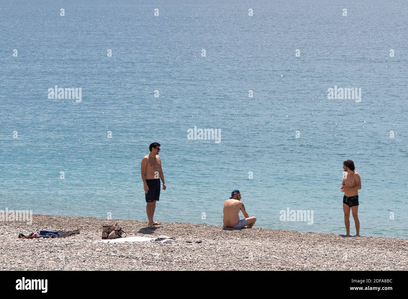 Les gens apprécient le temps chaud sur une plage de Nice le 20 mai 2020. Le temps chaud du printemps et la levée des mesures de confinement devraient amener de nombreuses personnes sur les routes et les plages pour le prochain week-end de vacances en France. C'est malgré la règle des 100 kilomètres qui interdit aux personnes se déplaçant à plus de 100 km de leur domicile alors que les autorités sanitaires continuent de lutter contre le coronavirus. Photo d'Aurore Marechal/ABACAPRESS.COM Banque D'Images