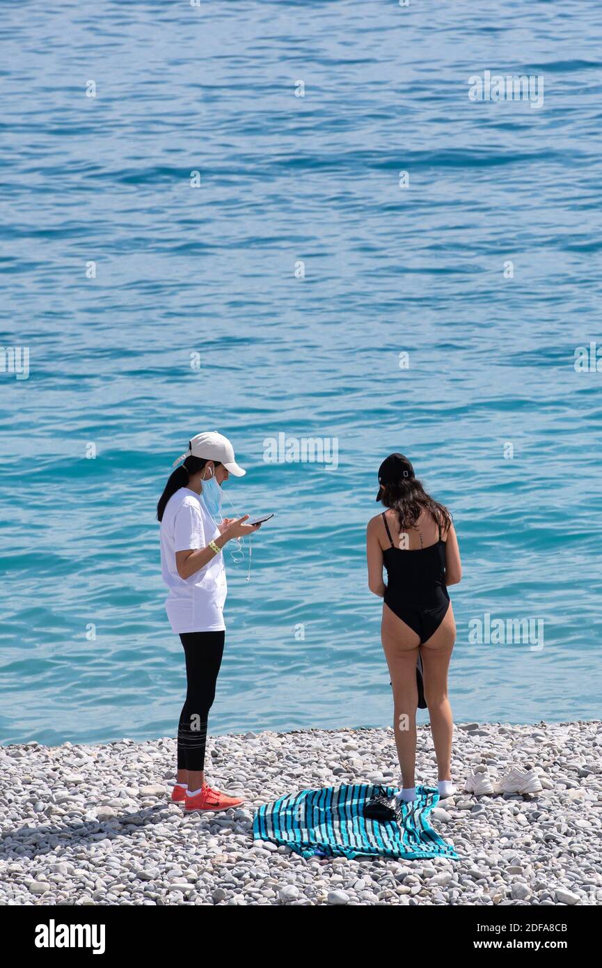 Les gens apprécient le temps chaud sur une plage de Nice le 20 mai 2020. Le temps chaud du printemps et la levée des mesures de confinement devraient amener de nombreuses personnes sur les routes et les plages pour le prochain week-end de vacances en France. C'est malgré la règle des 100 kilomètres qui interdit aux personnes se déplaçant à plus de 100 km de leur domicile alors que les autorités sanitaires continuent de lutter contre le coronavirus. Photo d'Aurore Marechal/ABACAPRESS.COM Banque D'Images