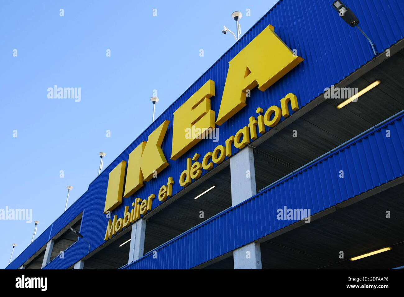 Fermée depuis le début du confinement, la marque internationale IKEA a  rouvert son magasin à Toulouse (France) le 25 mai 2020. De nombreux clients  se sont réunis 1 heure avant l'ouverture pour