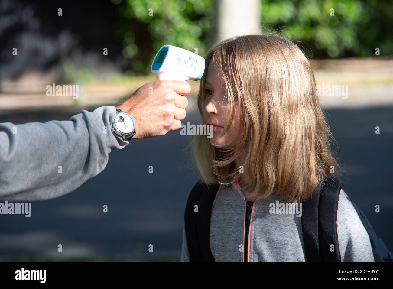 Un enseignant prend la température d'un élève lors d'une journée de classe à l'Ecole internationale de France de l'Ermitage à Maisons-Laffitte, près de Paris, le 14 mai 2020. La France a commencé à assouplir progressivement ses mesures de verrouillage et ses restrictions dans le contexte de la pandémie COVID-19. Photo d'Aurore Marechal/ABACAPRESS.COM Banque D'Images