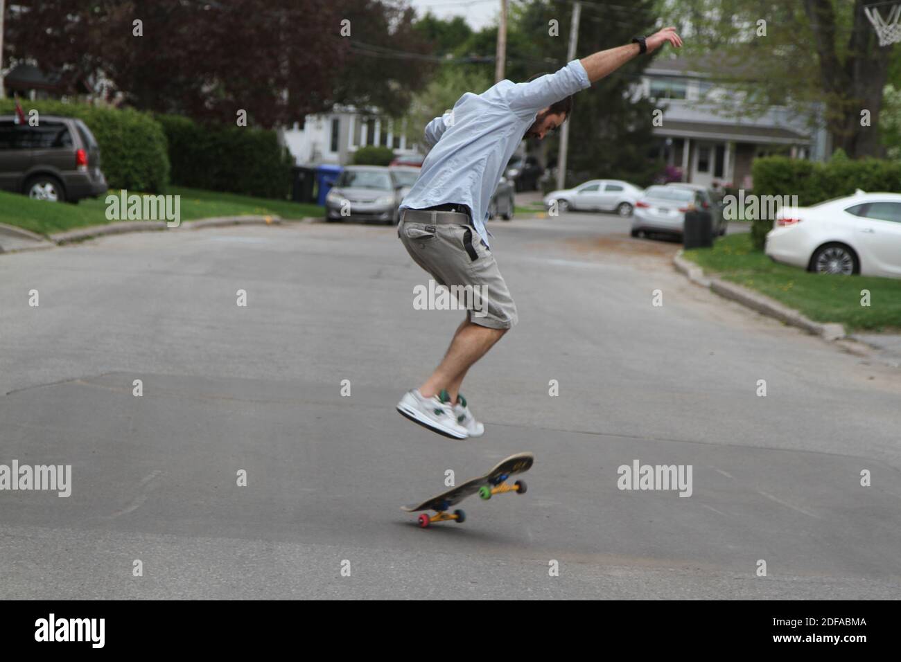 Skateboarder exécutant un tour de skateboard sur le béton. Athlète pratiquant le saut, Banque D'Images