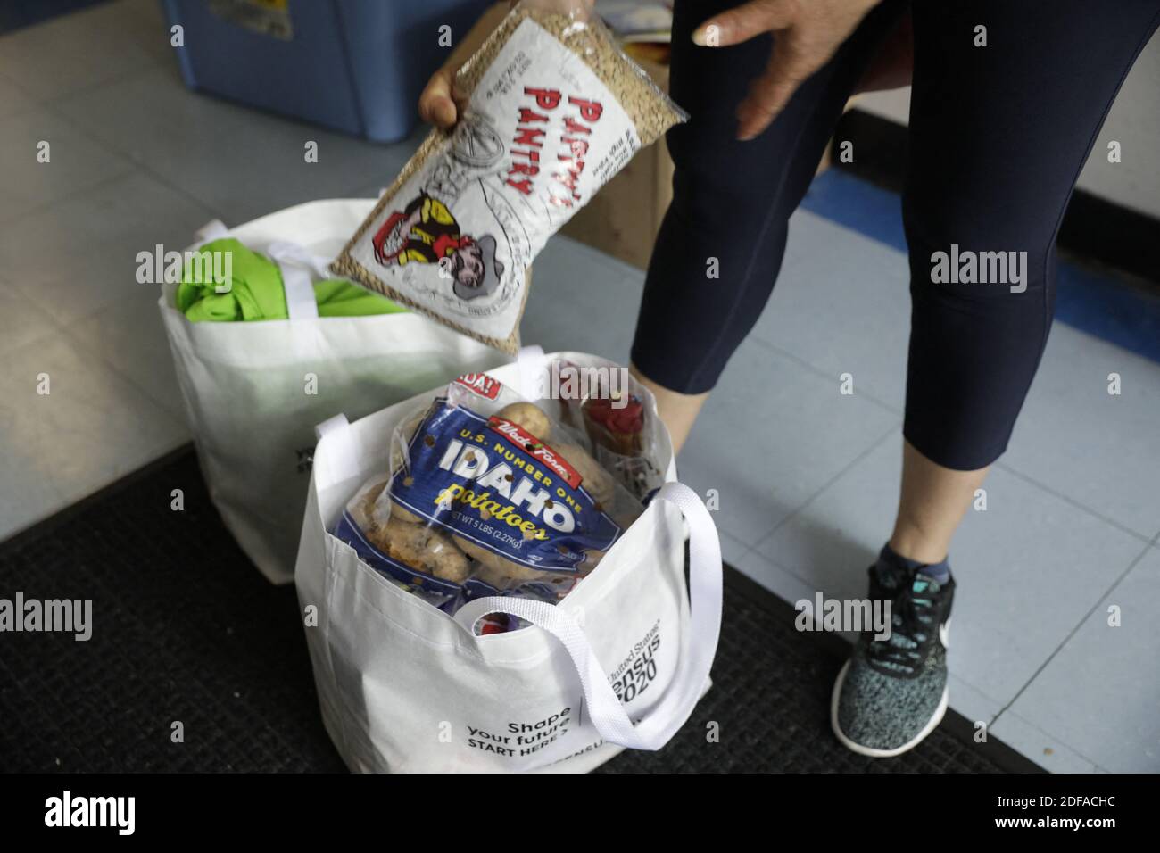Une femme au chômage reçoit une nourriture gratuite au centre de l'Armée du Salut à Washington pendant l'épidémie de coronavirus (COVID-19) le 27 mai 2020. Le service de restauration gratuit a augmenté de plus de 25 % dans la région de la capitale nationale au cours des deux derniers mois. Photo de Yuri Gripas/ABACAPRESS.COM Banque D'Images