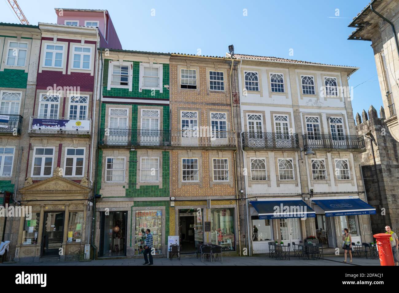 Façades traditionnelles portugaises et carreaux du nord du Portugal dans la rue rua do Souto. Braga ville, destination européenne 2021 architecture. Banque D'Images