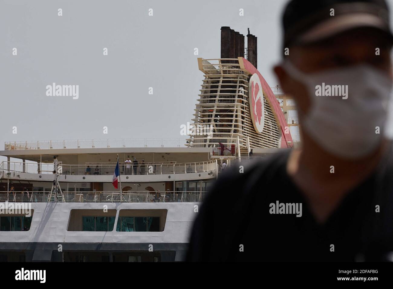 Les gens embarquent à bord d'un navire dans le port d'Alger, la capitale de l'Algérie, qui se dirige vers la ville portuaire française de Marseille le 1er juin 2020, dans le premier ferry entre les deux pays depuis le début de l'épidémie. Photo de Louiza Ammi/ABACAPRESS.COM Banque D'Images