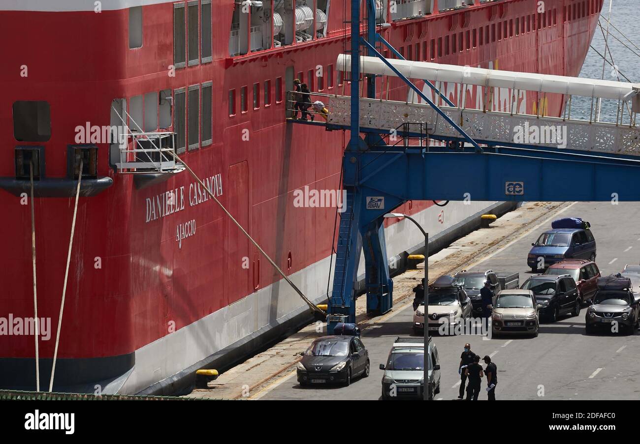 Les gens embarquent à bord d'un navire dans le port d'Alger, la capitale de l'Algérie, qui se dirige vers la ville portuaire française de Marseille le 1er juin 2020, dans le premier ferry entre les deux pays depuis le début de l'épidémie. Photo de Louiza Ammi/ABACAPRESS.COM Banque D'Images