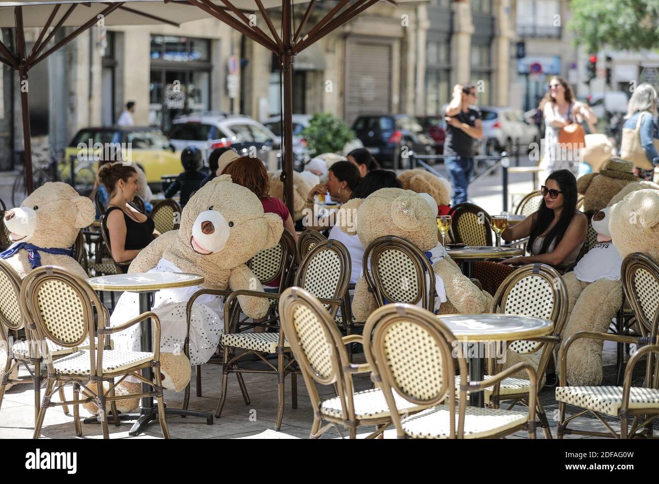 Après la fermeture des restaurants et du bar pendant la période de confinement liée au covid-19, le nouveau coronavirus. Les bars et les restaurants ont été autorisés à rouvrir le mardi 2 juin 2020. Pour appliquer des mesures sanitaires, le bar 'chez Fred' avait l'idée de placer de grands ours en peluche. À Bordeaux, France. Photo de Thibaud Moritz/ABACAPRESS.COM Banque D'Images