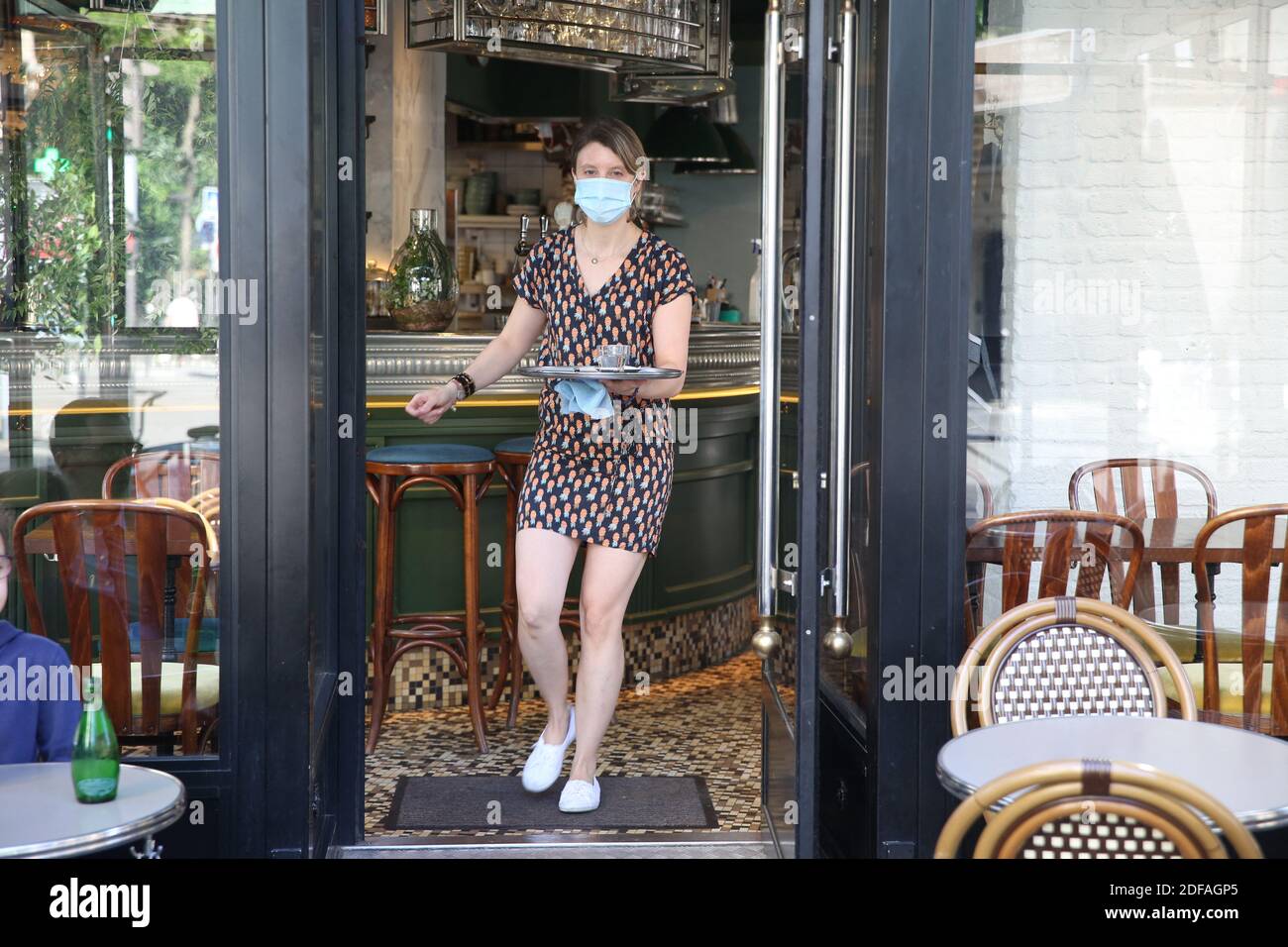 Le restaurant gastronomique le Verbalon a pu rouvrir sa terrasse en plein air car les restaurants, cafés et bars sont autorisés à rouvrir le mardi 2 juin dans tous les services, mais avec des restrictions temporaires dans les zones orange. Ainsi, à Paris et sur l'Île de France, seules les terrasses seront autorisées à rouvrir. Paris, France, le 2 juin 2020. Photo de Jerome Domine/ABACAPRESS.COM Banque D'Images