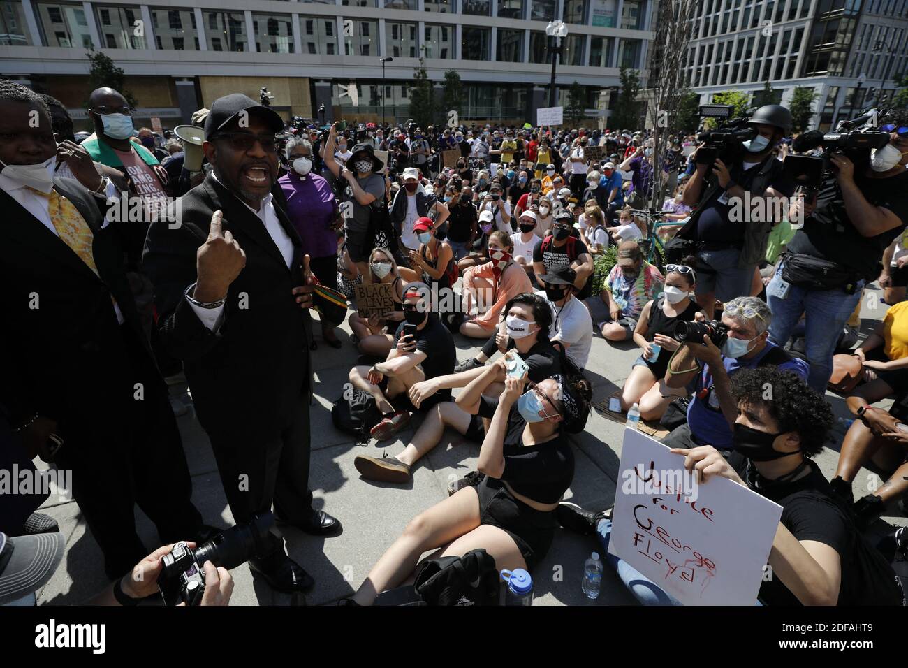 Un membre du clergé s'adresse aux manifestants lors d'une manifestation contre la mort de George Floyd, sous la garde de Minneapolis, près de la Maison Blanche à Washington le 3 juin 2020. Photo de Yuri Gripas/ABACAPRESS.COM Banque D'Images