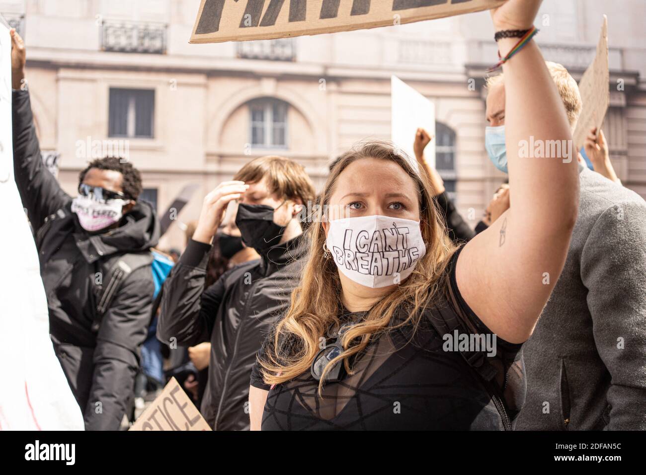 Un manifestant porte un masque disant « Je ne peux pas respirer ». Des manifestants se réunissent devant l'ambassade des États-Unis à l'appel de la Ligue de défense de l'Afrique Noire (Ligue de Défense Noire Africaine) à la mémoire de George Floyd et pour protester contre le racisme. Paris, France, le 6 juin 2020. Photo de Florent Bardos/ABACAPRESS.COM Banque D'Images